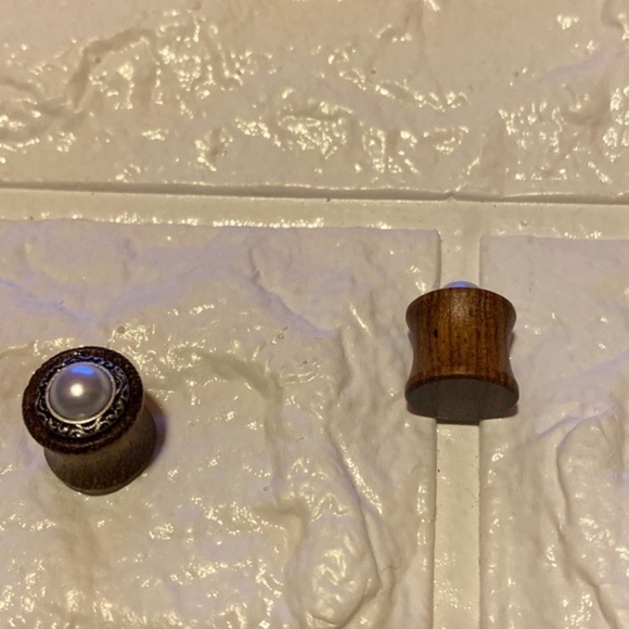 Pair Imitation‎ Pearl Tribal Pattern Wood Saddle Plugs - Picture 3 of 6